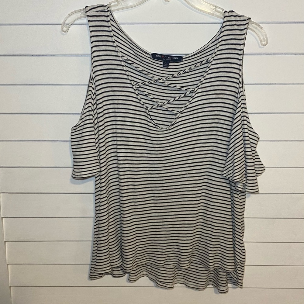 One Love Clothing Size L Off The Shoulder Top